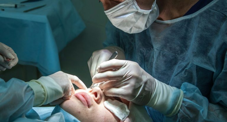 Realizan cirugías de ojos de 33 pacientes