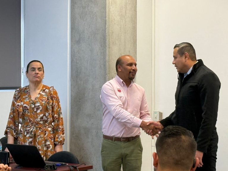 Imparten curso de lengua de señas a personal de la FGJEZ