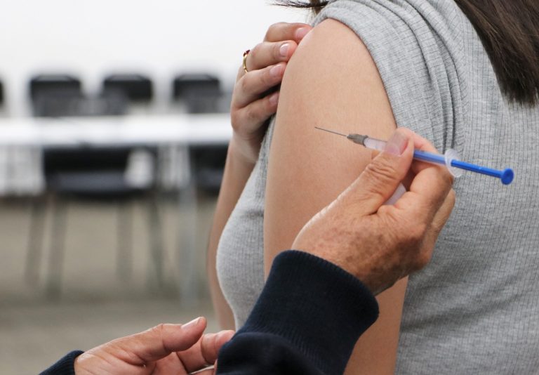 Vacunación y prevención reducen riesgos por COVID