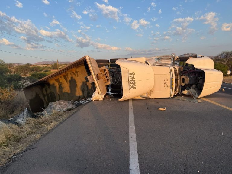 Chofer abandona su tractocamión luego de volcar