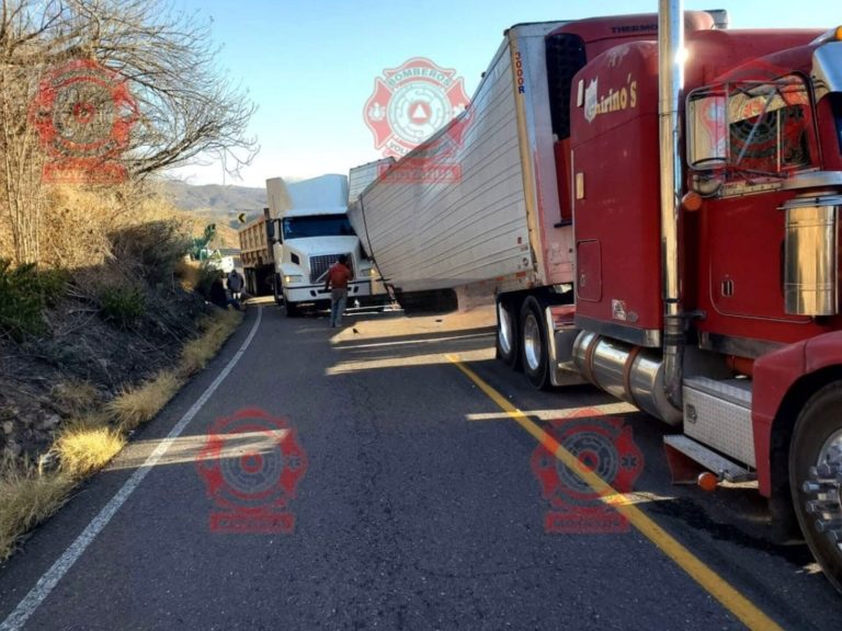 Chocan dos camiones en la carretera federal 54