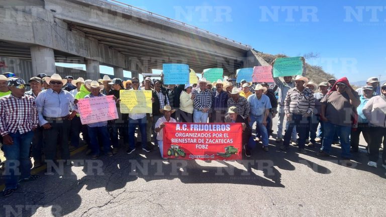 Agricultores de la región norte toman carretera federal 49