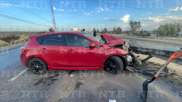 Choca auto contra barra de contención