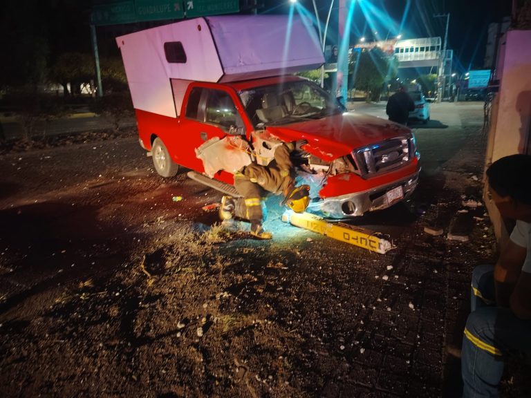 Choca contra poste en la colonia Gavilanes