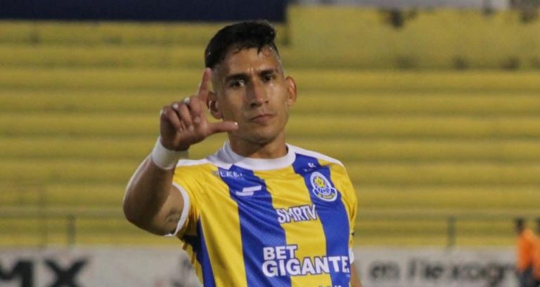 Christopher Cortés aporta a triunfo de Reboceros de La Piedad