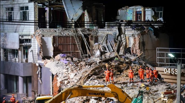 Deja 7 muertos derrumbe de edificio en el noreste de China