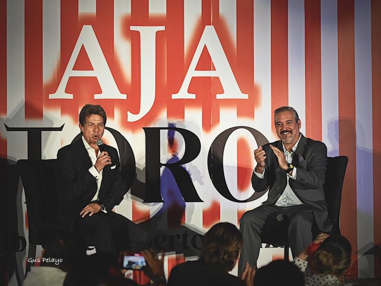 El ruedo del Nuevo Progreso se engalana con “AJA TORO”, la nueva obra de Roberto González