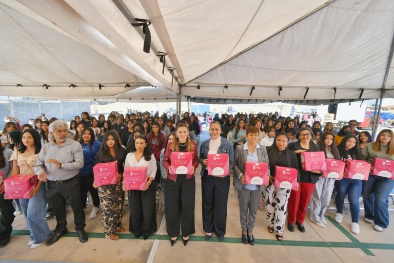 Entregan kits menstruales a alumnas de preparatoria