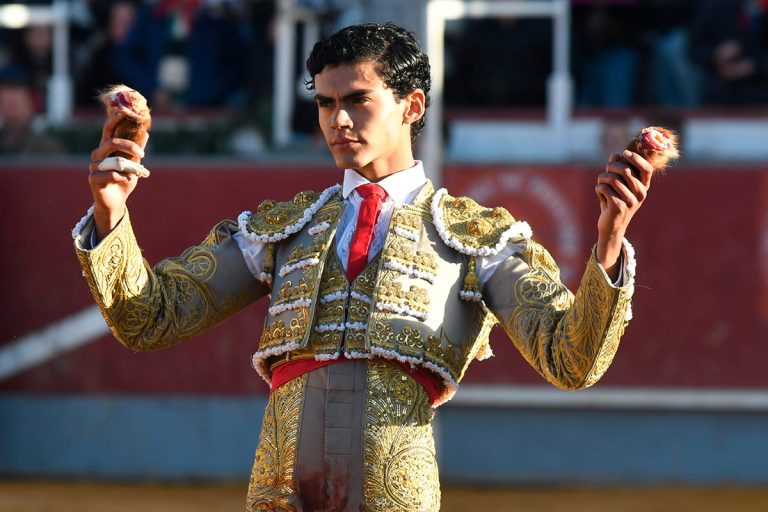 Garibay, ante el umbral: entre la incertidumbre y la entrega en su debut con picadores