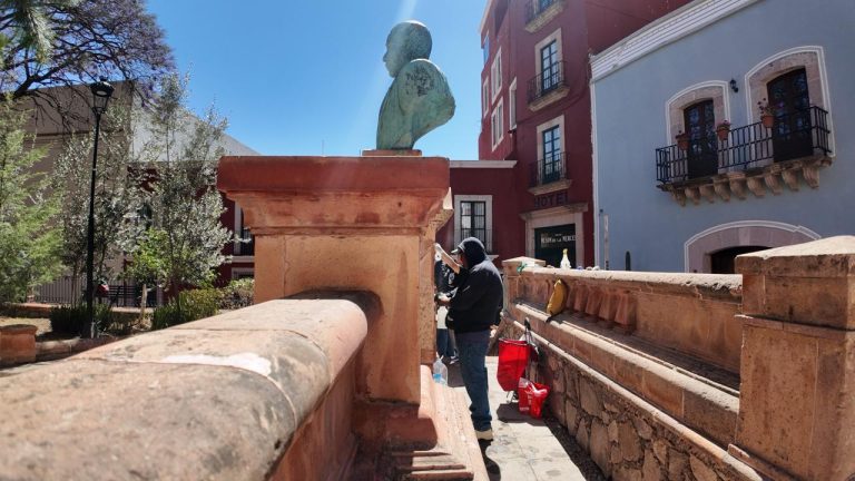 Limpian monumento a Benito Juárez