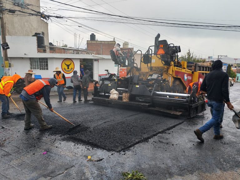 Rehabilitan calles en Rincón Colonial