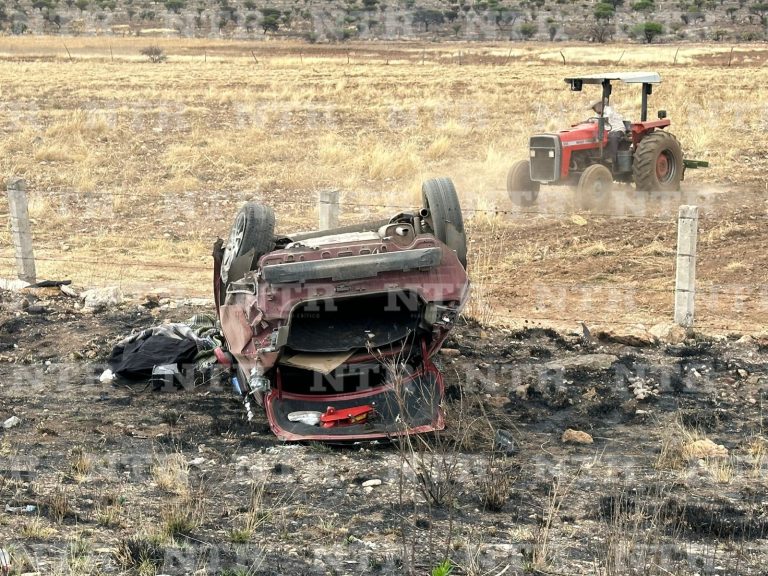 Muere mujer tras volcar su camioneta en federal 45