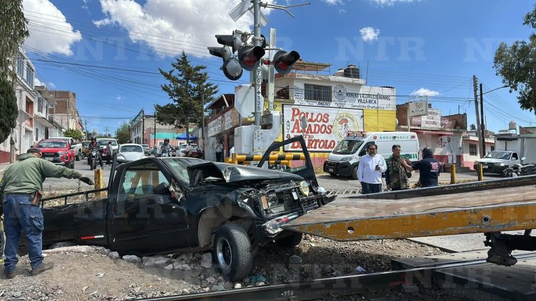 Tren embiste a camioneta en Lomas de la Pimienta