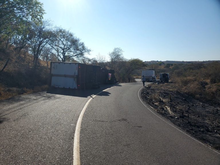 Se vuelca quinta rueda en Moyahua