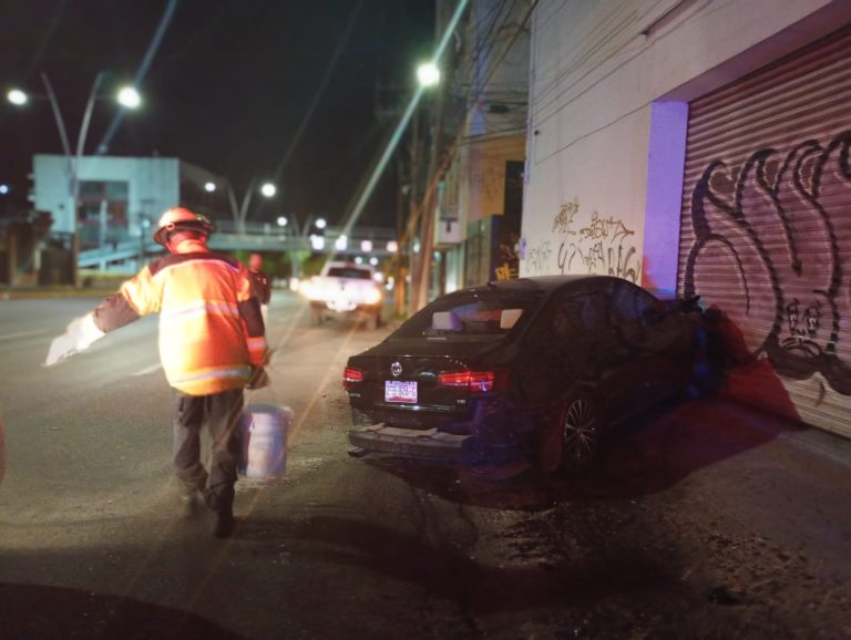 Choca por manejar a exceso de velocidad en el bulevar