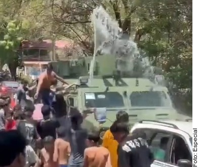 Dan pobladores ‘remojón’ al Ejército en Arcelia, Guerrero