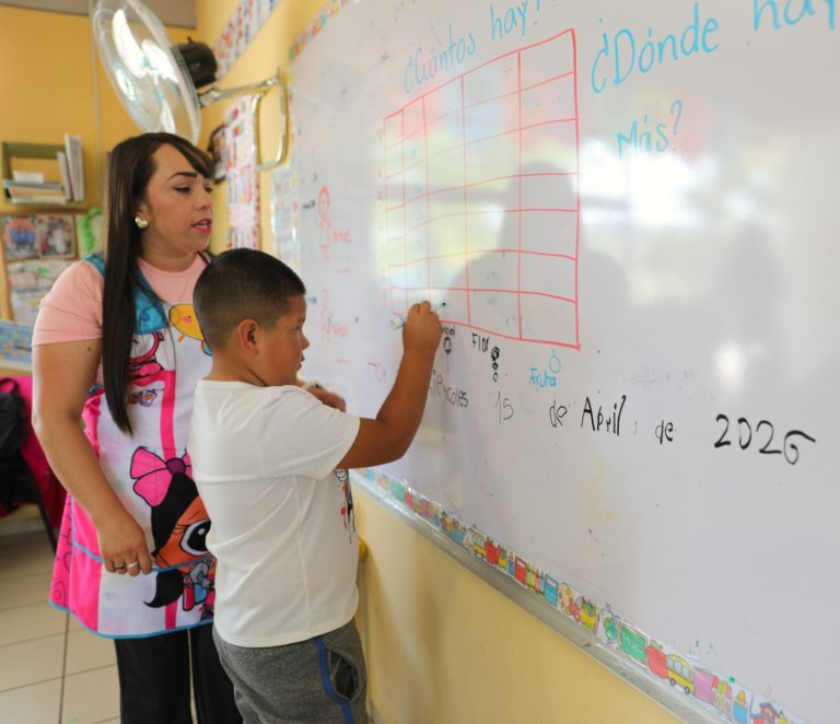 Reconocen labor de educadoras en el estado