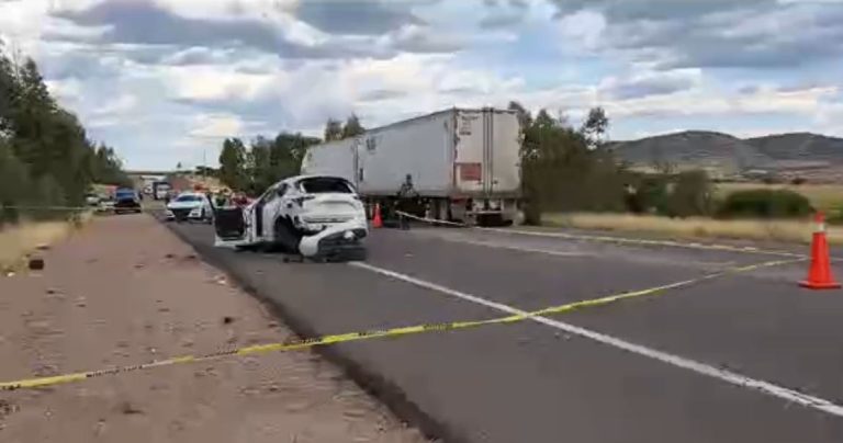 Resultan lesionados dos adultos y un menor tras volcadura