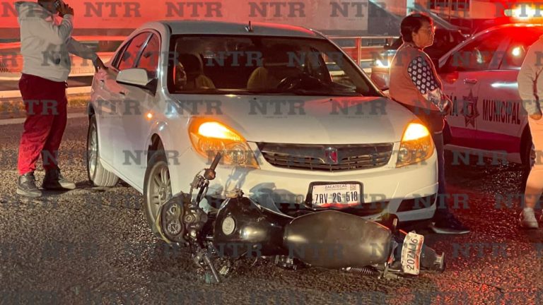 Accidente entre un automóvil y una moto deja un lesionado