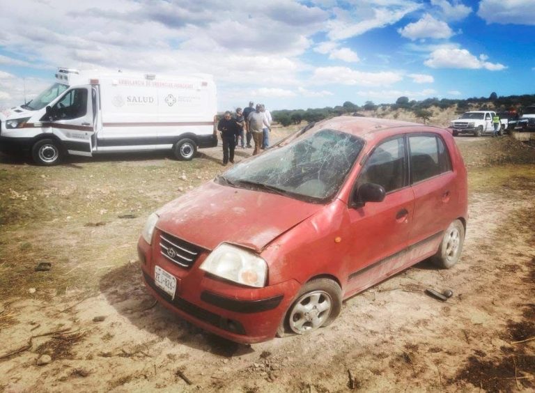 Se sale del camino y vuelca rumbo a Agua Zarca