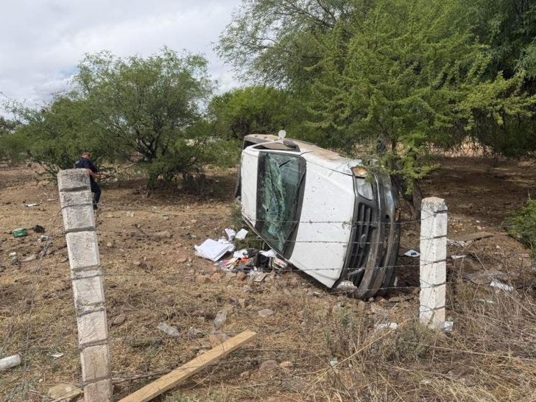 Vuelca conductor cerca de El Sauz en Sain Alto