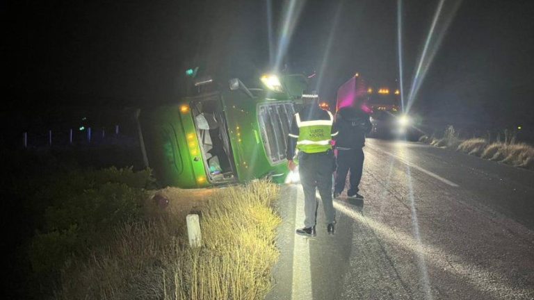 Vuelca camión de carga en la federal 54