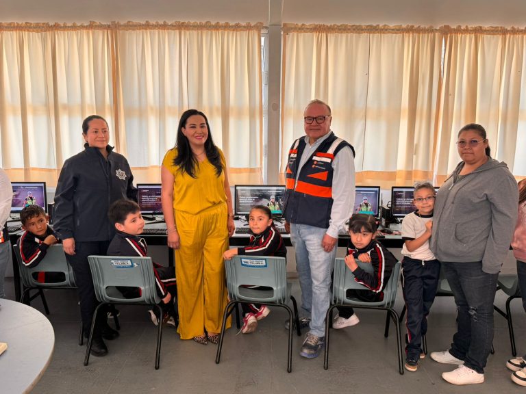 Capstone Copper dona 10 computadoras a primaria Ramón López Velarde