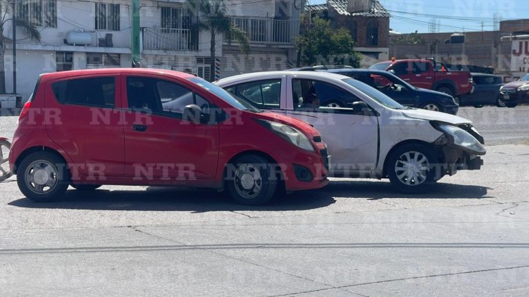 Choque automovilístico en calle Camelias provoca caos vial