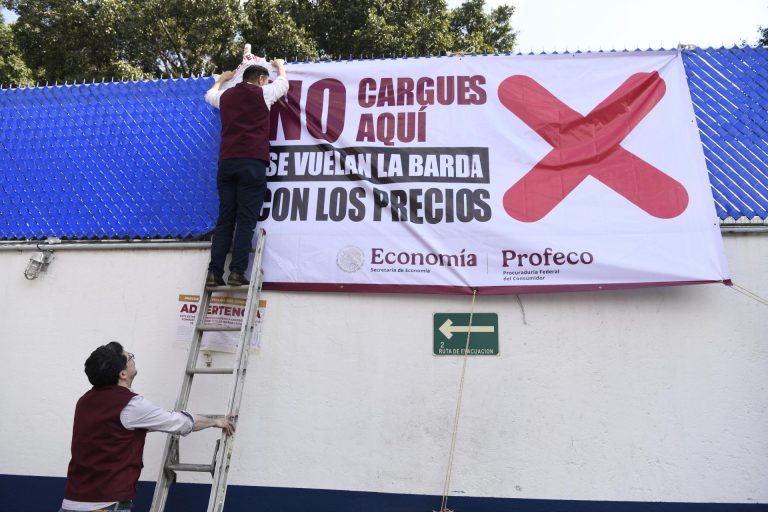 Defiende Profeco lonas para exhibir gasolineras caras