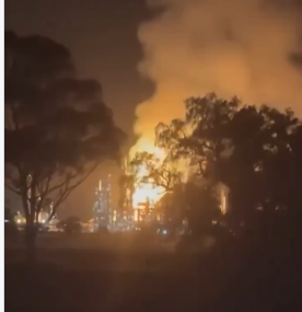Extinguen bomberos incendio en refinería de Australia
