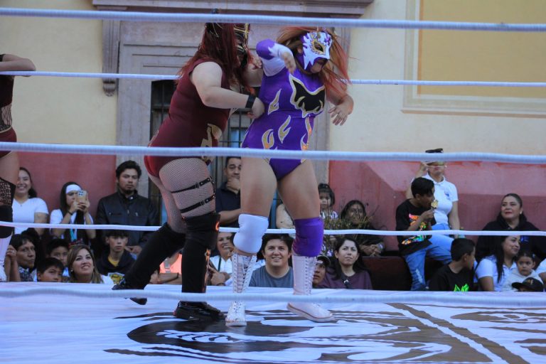 Función de lucha libre llena por el Día del Niño