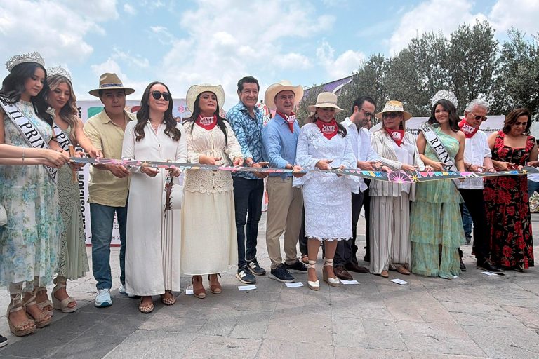 La gobernadora de Aguascalientes Tere Jiménez inaugura la exposición fotográfica de gran formato “Donde Llegan los Valientes” de Emilio Méndez