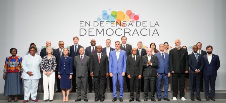 Llama Sheinbaum a frenar gasto militar en cumbre global