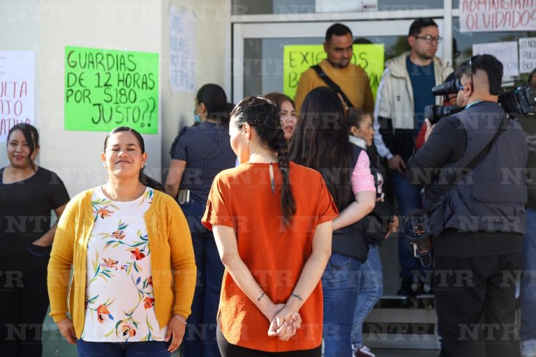 Se manifiestan trabajadores de Hospital de la Mujer para exigir certeza laboral