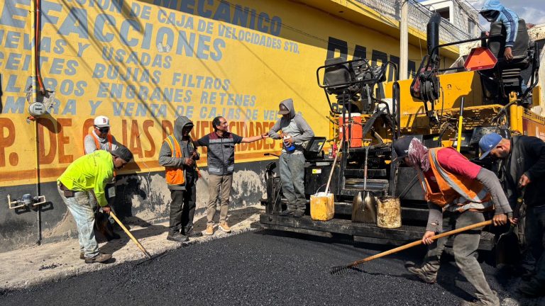 Supervisan pavimentación en Camino Real
