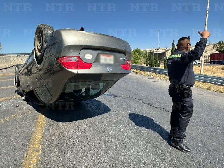 Vuelca joven de 23 años en distribuidor de la salida norte