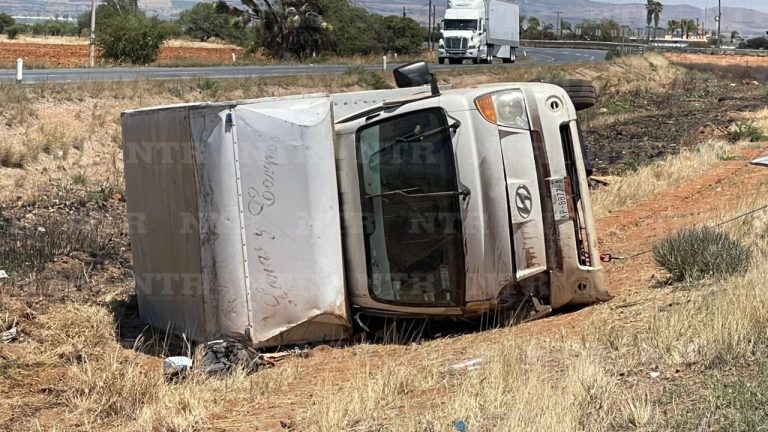 Se registra volcadura en federal 45