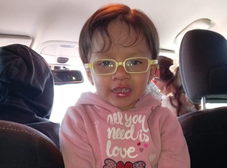 Piden ayuda para Sandy y su tratamiento contra el cáncer