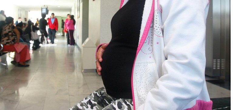 Enfocan a padres prevención de embarazo adolescente