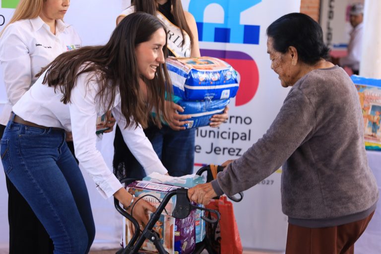 Entrega DIF Jerez pañales a 60 personas