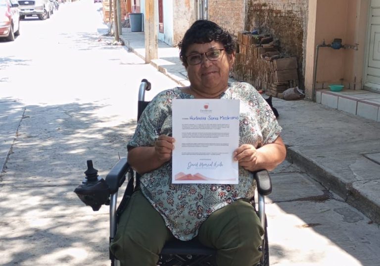 Entrega SEDIF dos sillas de ruedas en Moyahua y Fresnillo