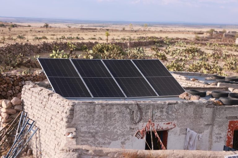Instalan planta solar fotovoltaica en colonia Nueva Australia