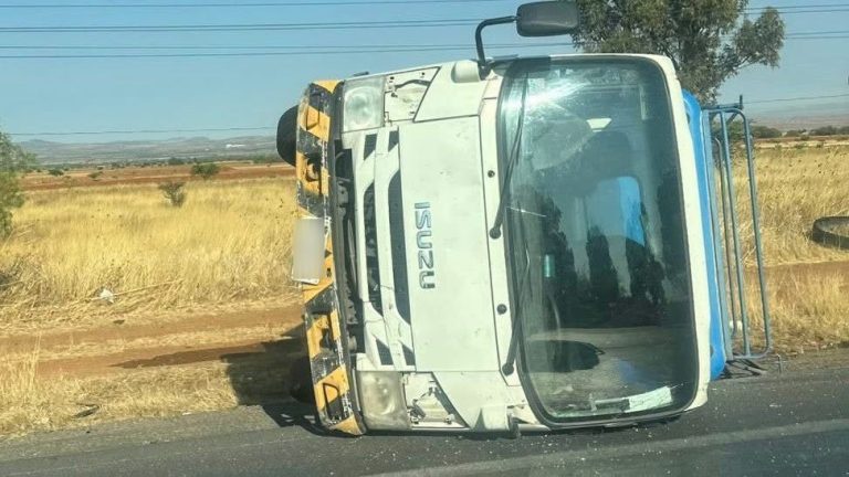 Vuelca camión de carga en la 45