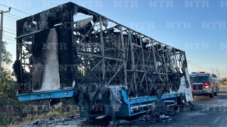 Caja de tractocamión se incendia en carretera 45