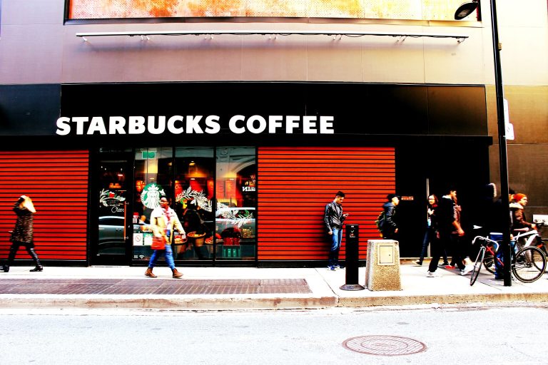 Anuncia Starbucks despido de 300 empleados en EU