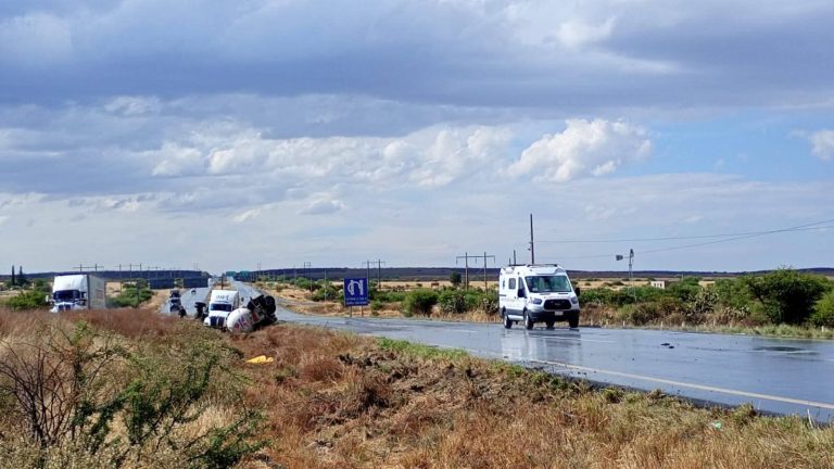 Lluvia provoca volcadura de trailers