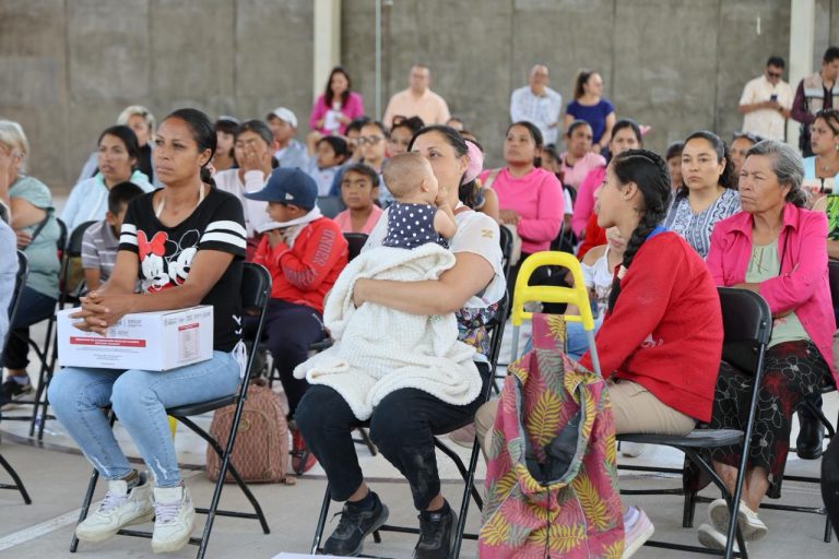 Realizan entrega simbólica de paquetes alimentarios