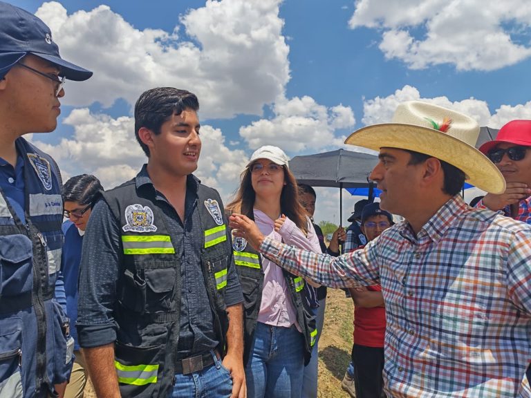 Supervisan pavimentación de carretera Casa Blanca-Los Rancheros