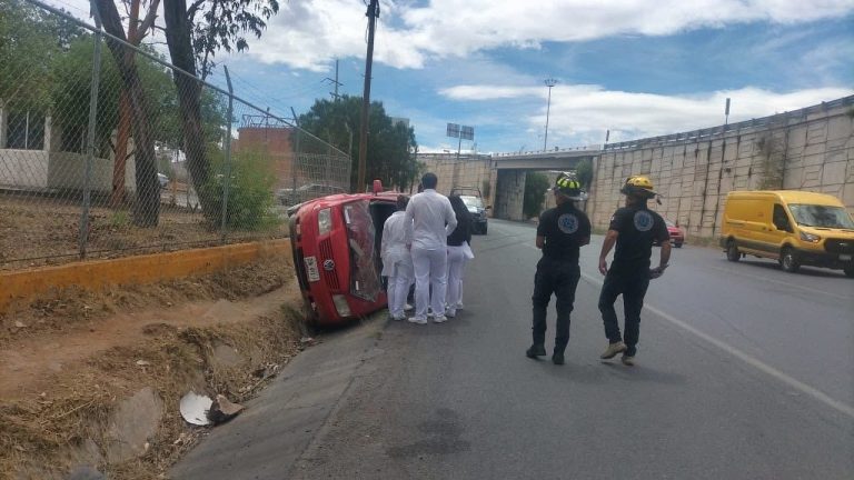 Chocan estudiantes en carretera federal 45