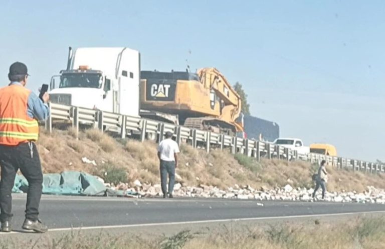 Vuelca tráiler con cervezas; personas se llevan mercancía